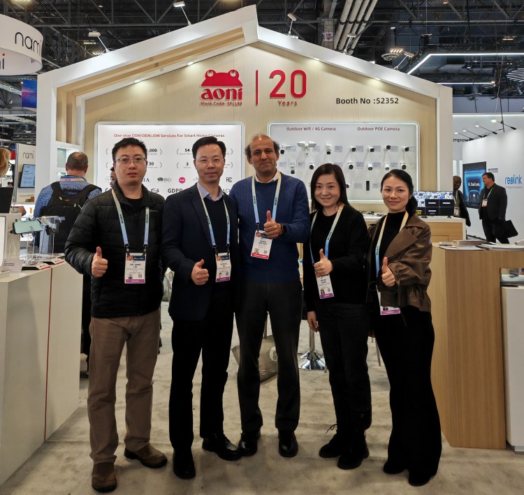 CES2024奥尼与客户合影.jpg